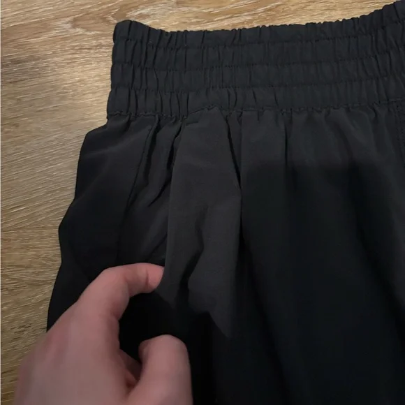 Vuori Villa Shorts High-Rise Relaxed Fit with 3” Inseam in Black - Picture 5 of 10